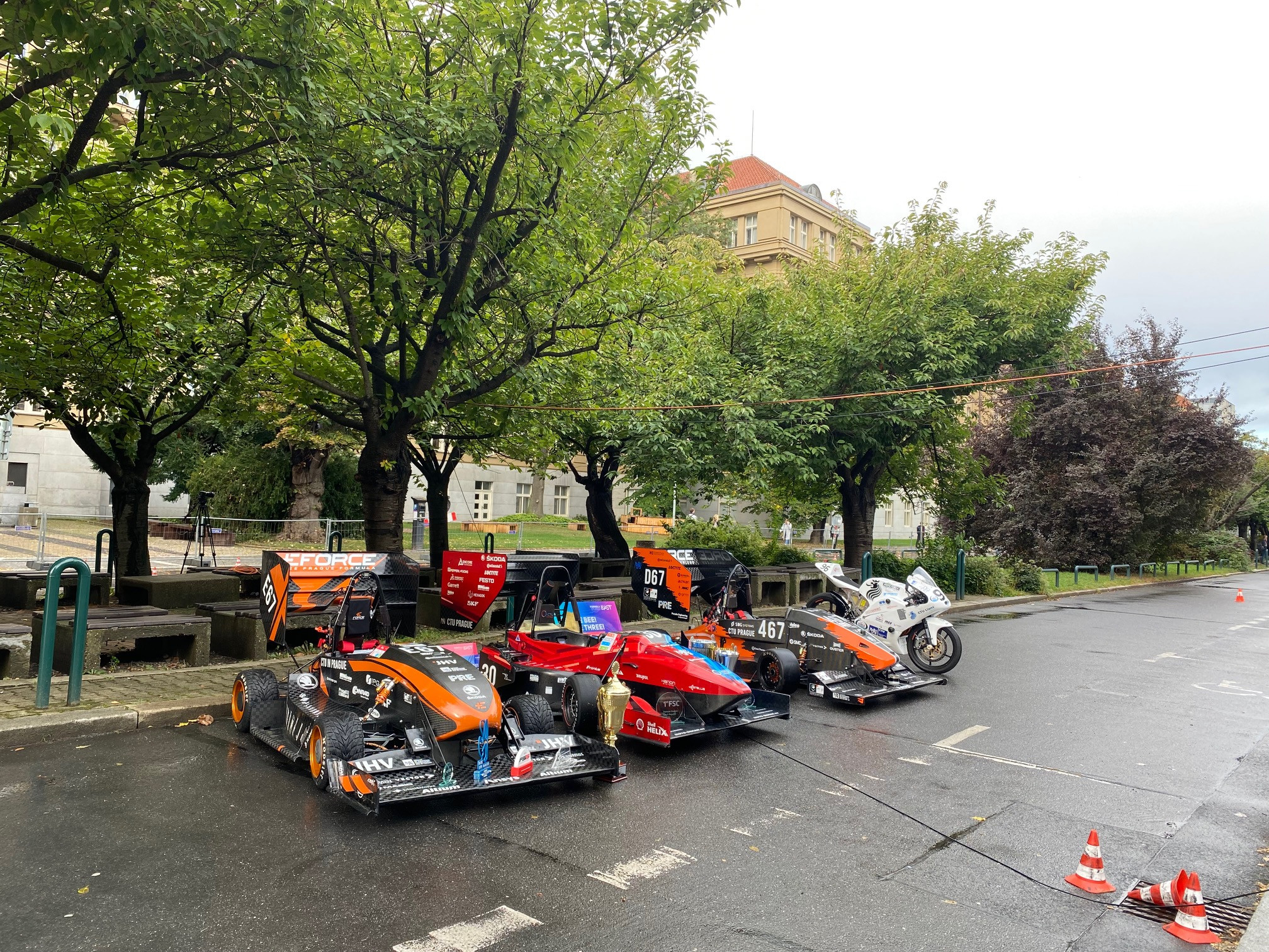 <p>Před ČVUT v Praze se proháněly studentské formule a motocykly</p> | AutoMax Group